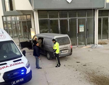 Kaçak göçmenleri taşıyan minibüs iş yerinin duvarına çarptı: 5 yaralı