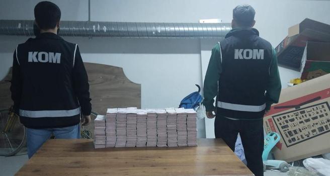 Evinin bodrumunda çuvallar içerisinde 3 milyon 912 bin TL ele geçirildi