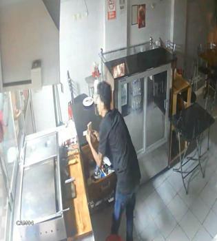 Manisa'da restoranda hırsızlık kamerada