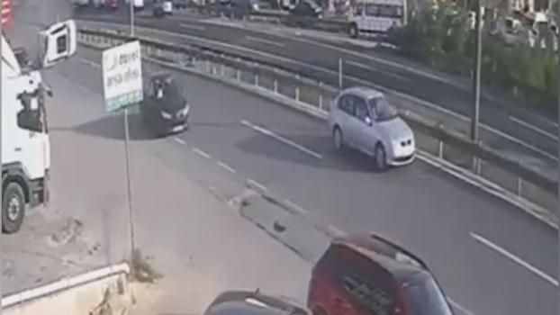 Silivri'de 4 aracın karıştığı zincirleme kaza kamerada: 3 yaralı