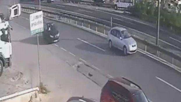 Silivri'de 4 aracın karıştığı zincirleme kaza kamerada: 3 yaralı