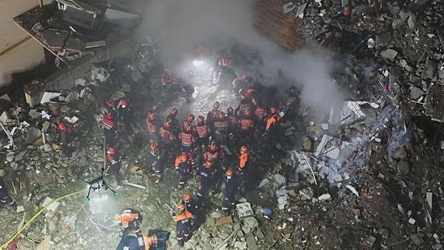 Maltepe'de enkaz altındaki 3 kişiyi arama çalışmaları havadan görüntülendi