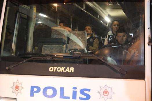 Bayraklı Belediyesi'ne yönelik operasyonda gözaltına alınan 43 şüpheli adliyede