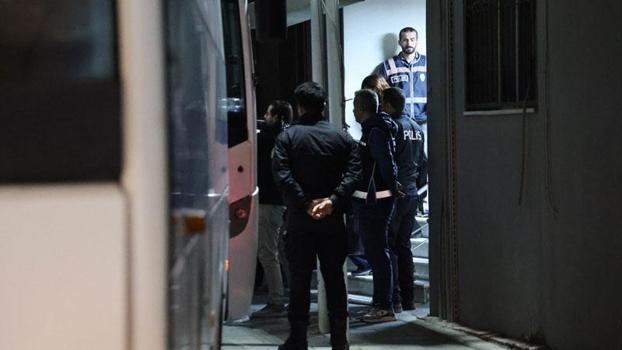 Bayraklı Belediyesi'ne yönelik operasyonda gözaltına alınan 43 şüpheli adliyede
