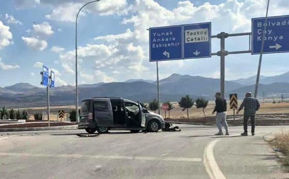 Otomobille hafif ticari araç çarpıştı: 1 ölü