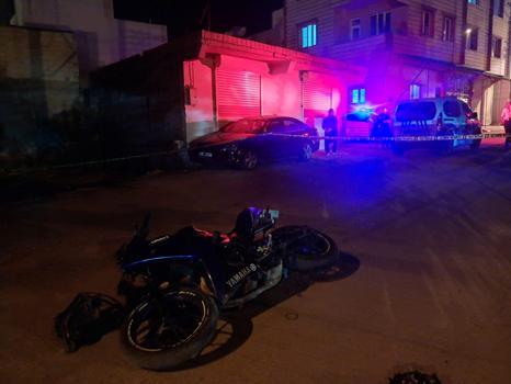 Rögar kapağına çarpan motosikletin sürücüsü ağır yaralı