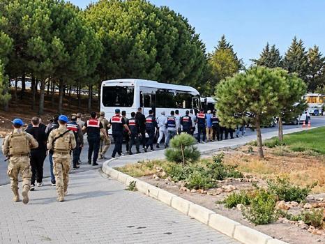 Çeşme Belediyesi'ne operasyonda şüpheliler adliyede