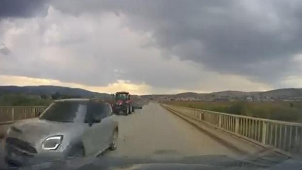Hatalı sollama yapan sürücünün kazadan kıl payı kurtulduğu anlar kamerada