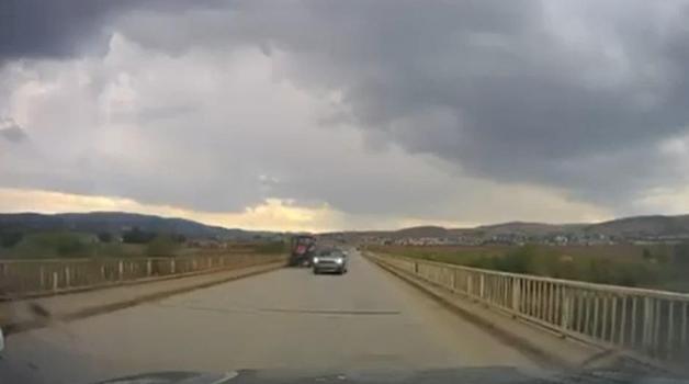 Hatalı sollama yapan sürücünün kazadan kıl payı kurtulduğu anlar kamerada