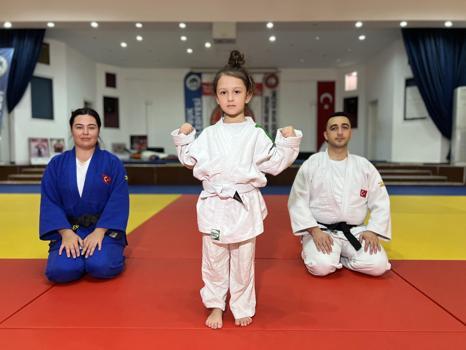 6 yaşındaki Miray sayesinde anne ve babası judoya başladı