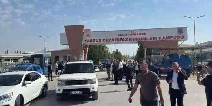Özgür Özel, Vahap Seçer’i cezaevinde ziyaret etti