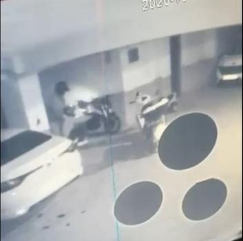 2 şüphelinin motosikletten parça çaldıkları anlar kamerada