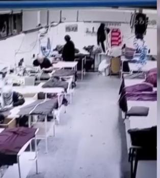 Zeytinburnu'nda yıkım sırasında kopan beton parçası atölyenin duvarını deldi