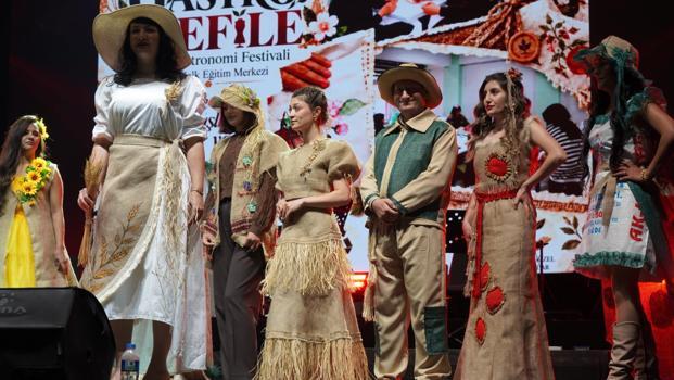 Gastronomi Festivali’nde çuval ve doğal malzemelerle defile