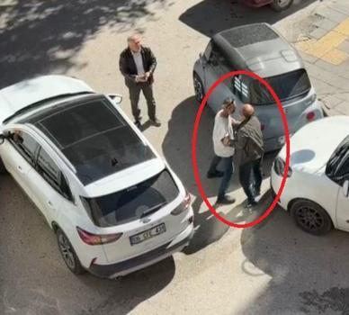 Kaza yapan kamyonet sürücüsü trafik kavgasını ayırmaya çalıştı