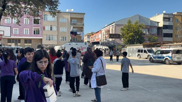 Ortaokulda 12 öğrenci zehirlenme şüphesiyle hastaneye kaldırıldı
