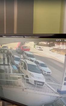 Freni boşalan kamyonet, park halindeki 3 araca çarptı (2)