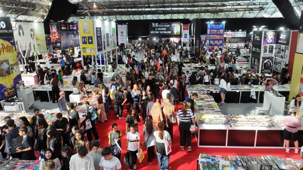 Onlarca yazar, binlerce kitap ve her yaştan okur Cam Piramit'te buluşuyor