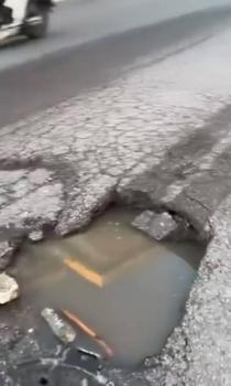 Maltepe’de asfalt çöktü; İETT otobüsü çukura düştü