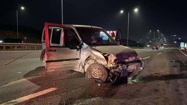 Kuzey Marmara Otoyolu'nda hafif ticari araç önce bariyerlere ardından otomobile çarptı: 1 ölü
