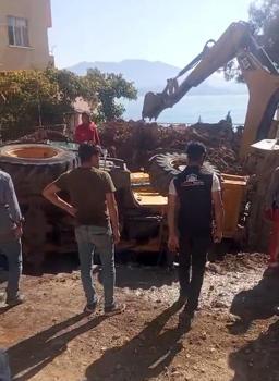 İş makinesi çalışma sırasında çukura düştü