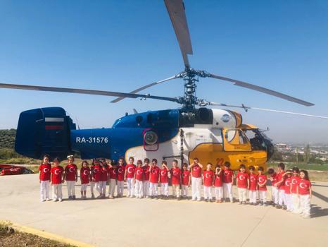 Minik öğrenciler yangın söndürme helikopterini yakından tanıdı