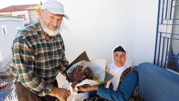 58 yıllık eşine her doğum gününde çiçek yerine üzüm hediye ediyor