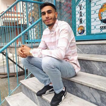 Kamyonet aydınlatma direğine çarptı; 1 ölü, 1 yaralı
