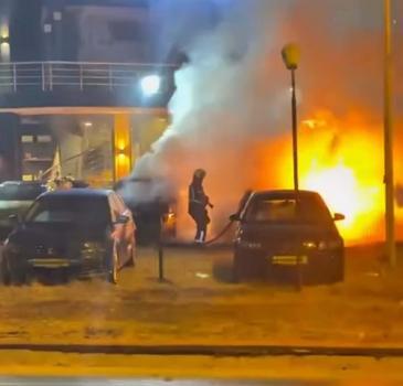 Kuşadası’nda 2 otomobil kundaklandı