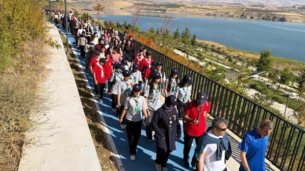 Öğretmenler ve öğrenciler doğa yürüyüşünde buluştu
