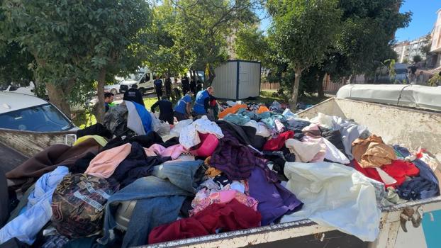 Avcılar'da bodrum katta biriktirilen kıyafetler ceza korkusuyla sokağa bırakıldı, çevredekiler kapıştı