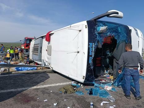 Manisa'da tur otobüsü ve TIR'ın çarpıştığı kazada 11 ölü, 27 yaralı