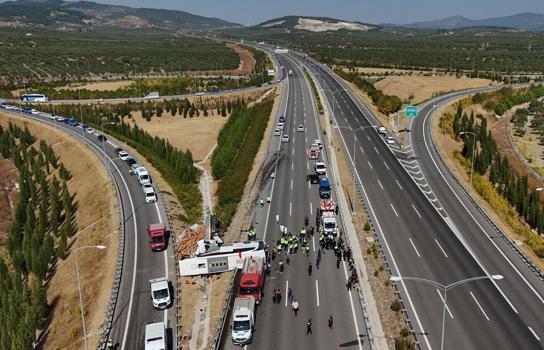 Manisa'da tur otobüsü ve TIR'ın çarpıştığı kazada 11 ölü, 27 yaralı/Ek fotoğraflar