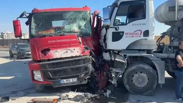 Avcılar’da iki beton mikseri çarpıştı; yaralı şoför hastaneye kaldırıldı