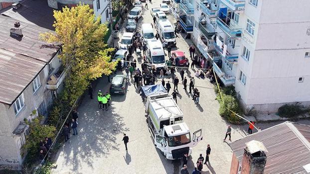 Çöp kamyonunun çarptığı 2 çocuk annesi öldü