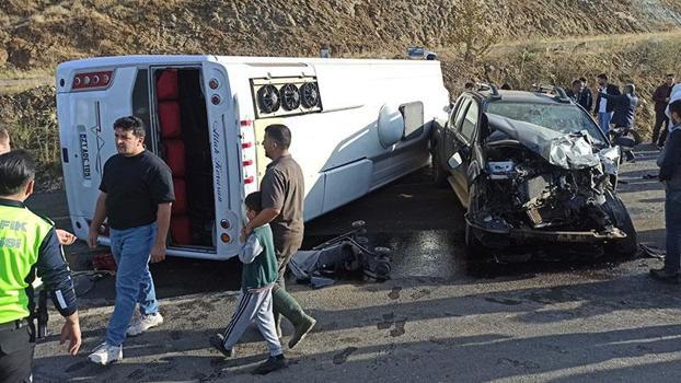 Bingöl’de midibüs ile kamyonet çarpıştı: 12 yaralı