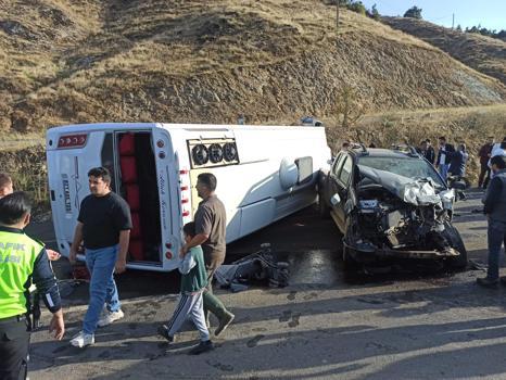 Bingöl’de midibüs ile kamyonet çarpıştı: 12 yaralı
