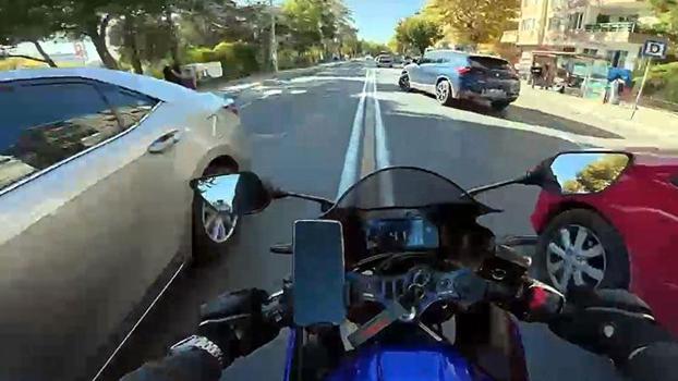 Motosikletle otomobilin çarpıştığı anlar kask kamerasında