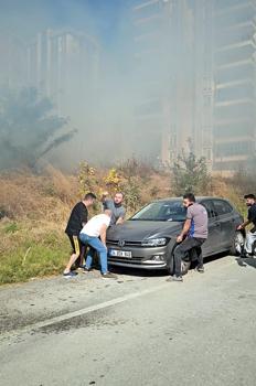 Edirne'de otluk alanda yangın; otomobili kurtarmak için seferber oldular