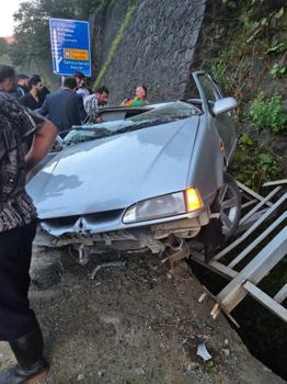 Artvin'de otomobil istinat duvarına çarptı: 3 yaralı