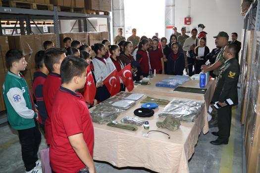 Öğrenciler, 'Mehmetçikle Bir Gün' projesi kapsamında kışlaları ziyaret etti