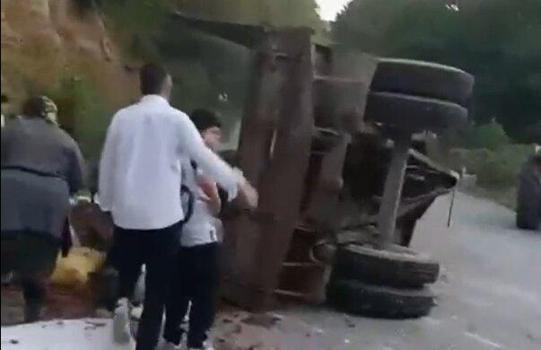 Düzce'de traktör römorku devrildi: 11 yaralı