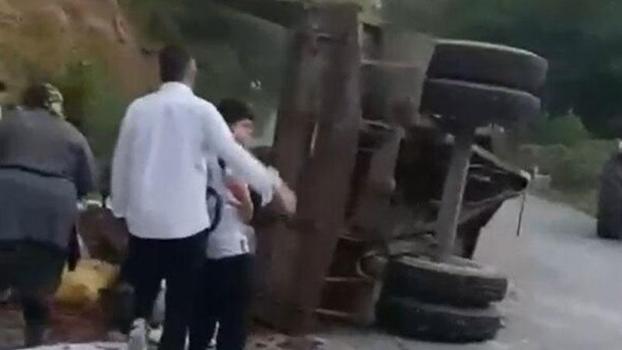Düzce'de traktör römorku devrildi: 11 yaralı