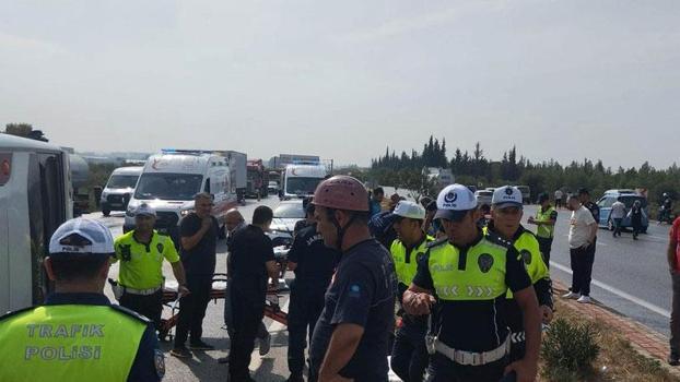 Midibüs, kaygan yolda devrildi; 17 yaralı