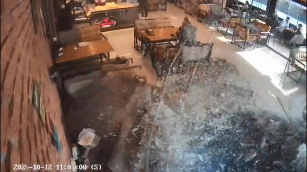 Esenyurt'ta otomobil park halindeki araca çarpıp börekçiye girdi