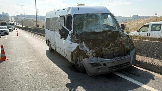 Kamyonla çarpışan minibüsün sürücüsü yaralı
