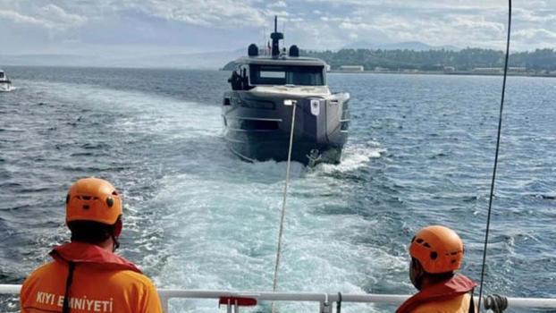Çanakkale Boğazı'nda sürüklenen tekne kurtarıldı