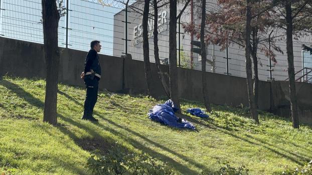 Esenler'de boş arazide erkek cesedi bulundu