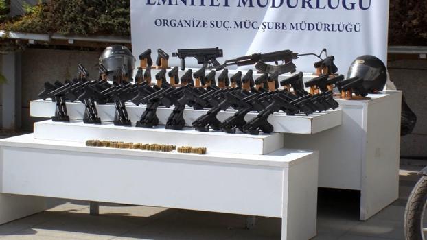 Suç örgütü operasyonlarında ele geçirilenler emniyette sergilendi