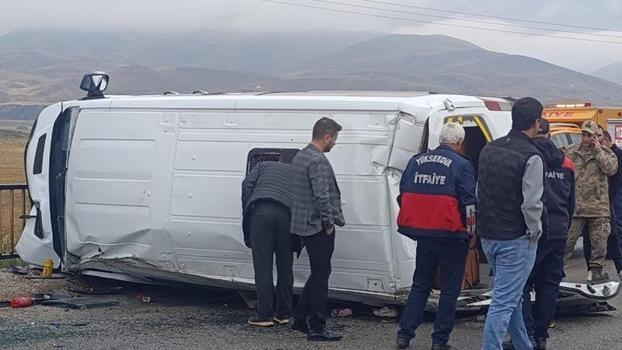 Öğrenci servisi devrildi; 12 yaralı